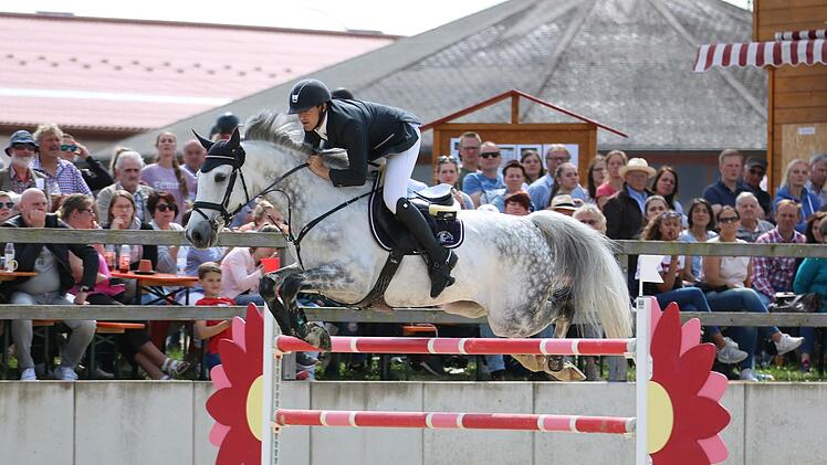 Maximilian Ertz (im Bild beim Heimturnier in Detter) ist Pferdewirt auf dem Reiterhof der Familie Müller und damit auch ein professioneller Springreiter, der auch an internationalen Turnieren teilnimmt. Foto: Sebastian Schmitt