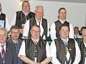Die beim Konzert geehrten Mitglieder mit Pfarrer Detlef Pötzl (links) und dem Kreisvorsitzenden des NBMB Wolfgang Müller (daneben).