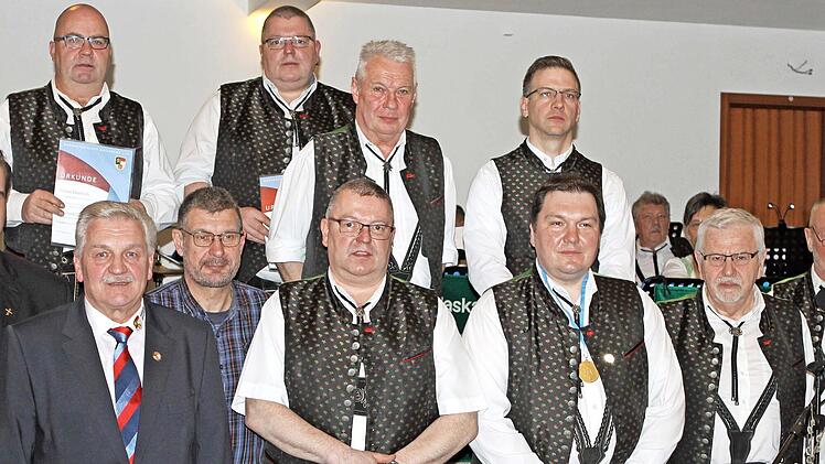 Die beim Konzert geehrten Mitglieder mit Pfarrer Detlef Pötzl (links) und dem Kreisvorsitzenden des NBMB Wolfgang Müller (daneben).