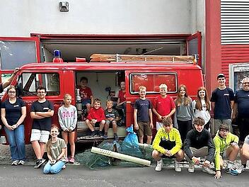 Die Suchmannschaft nach der Rückkehr am Feuerwehrhaus mit der Ausbeute.