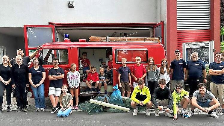 Die Suchmannschaft nach der Rückkehr am Feuerwehrhaus mit der Ausbeute.