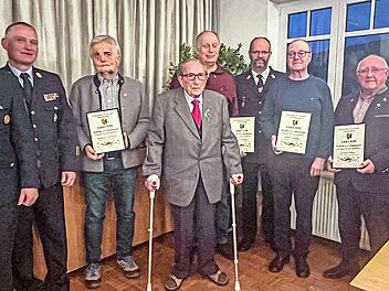 Die Geehrten für 50 Jahre und 75 Jahre: (von links) Kommandant Johannes Eisen, Kreisbrandrat Flake Oliver, Reinhard Lindenberger, Hans Saam (75 Jahre), Peter Heilmann, 1. Vorsitzender Alois Eisen, Roland Neubauer, Ludwig Büttner und 2. Vorsitzende...