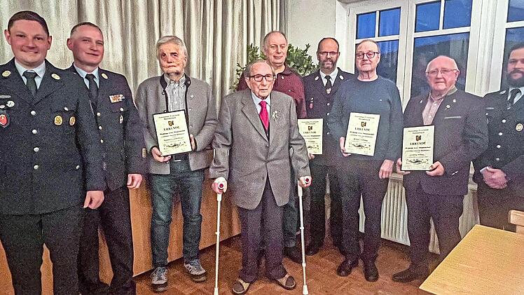 Die Geehrten für 50 Jahre und 75 Jahre: (von links) Kommandant Johannes Eisen, Kreisbrandrat Flake Oliver, Reinhard Lindenberger, Hans Saam (75 Jahre), Peter Heilmann, 1. Vorsitzender Alois Eisen, Roland Neubauer, Ludwig Büttner und 2. Vorsitzende...