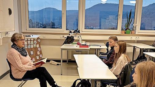 Lehrerin Heike Schwarzmann liest interessierten Schülern vor Schulbeginn vor.
