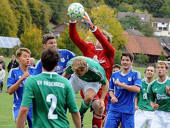Gefangen: In der Spielertraube den Überblick behält Riedenbergs Schlussmann Florian Dorn. Das freut dessen Mitspieler Marcel Büchner (Nr. 2) und Manuel Schuhmann, während die Münnerstädter (von links) Dominik Fiedler, Julian Göller und Simon Snaschel weniger entzückt sind.  Foto: Hopf