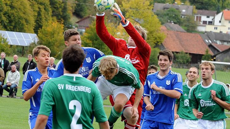 Gefangen: In der Spielertraube den Überblick behält Riedenbergs Schlussmann Florian Dorn. Das freut dessen Mitspieler Marcel Büchner (Nr. 2) und Manuel Schuhmann, während die Münnerstädter (von links) Dominik Fiedler, Julian Göller und Simon Snaschel weniger entzückt sind.  Foto: Hopf