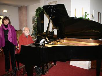 Musik ist ihre Leidenschaft: Mit ihrem Geschäft, Aufführungen und Musikunterricht haben Paula und Werner Rosenberger in den vergangenen Jahrzehnten einen wichtigen Beitrag zum kulturellen Leben in Kitzingen geleistet. Foto: Daniela Röllinger