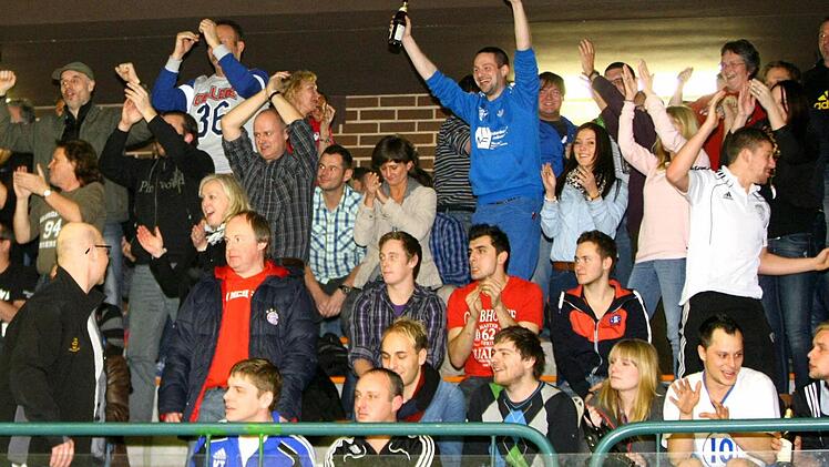 Auf der Tribüne freuen sich die VfB-Anhänger ...