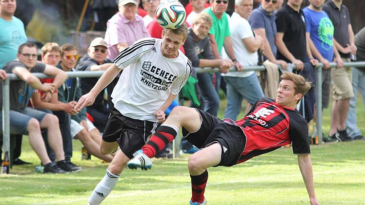Krums Thomas Durst (links) legt sich den Ball mit dem Kopf vor und stürmt aufs Reichenbacher Tor. Gegenspieler Markus Bach zieht fair zurück.