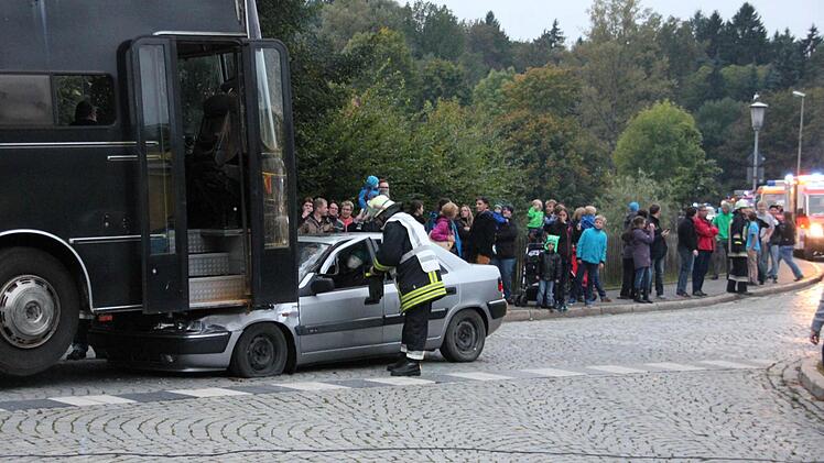Zuerst erkundet der Gruppenführer die Lage, um dann weitere Anweisungen geben zu können. Ein Bus war mit einem Personenwagen frontal zusammengestoßen.  Foto: Mariell Dörrschmidt