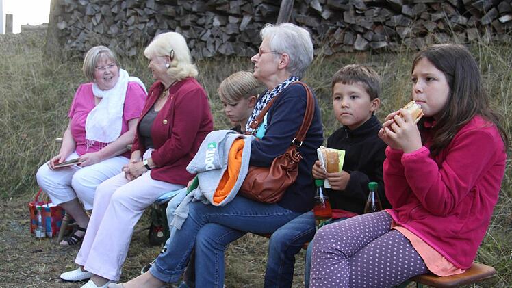 Marianne Nowack (links) machte die altbekannten Märchen lebendig und ging auf ihr Publikum ein. Foto: Sonja Adam