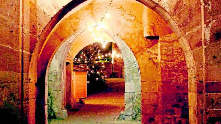 Blick durch den Torbogen des illuminierten Schlosses in Steinau. Foto: Steffen Vetter