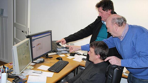 Nach eineinhalb Jahren wurde eine erste sehr erfreuliche Bilanz gezogen. Hier informieren sich (von links) der Mitwitzer Ralf Heidelberger, B&uuml;rgermeister Hans Peter Laschka und Erneuerbare-Energien-Experte Manfred Drechsler &uuml;ber die Energieausbeute selbst an tr&uuml;ben Tagen im Winter.  Foto: Rainer Glissnik