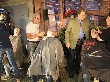 Kollektive Rasur: Auf den Stühlen haben (von links) Dietmar Schmitt, Konrad Ebitsch und Markus Häggberg Platz genommen. Sie werden von Willi und Heik Engelhardt sowie von Mandy Jordan rasiert.