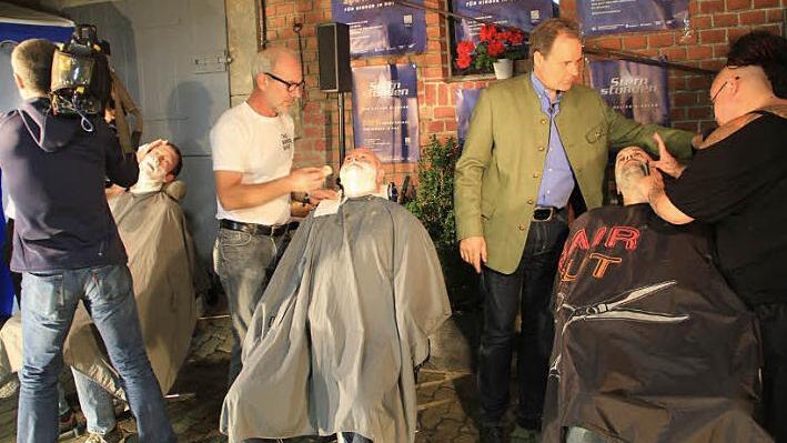 Kollektive Rasur: Auf den Stühlen haben (von links) Dietmar Schmitt, Konrad Ebitsch und Markus Häggberg Platz genommen. Sie werden von Willi und Heik Engelhardt sowie von Mandy Jordan rasiert.