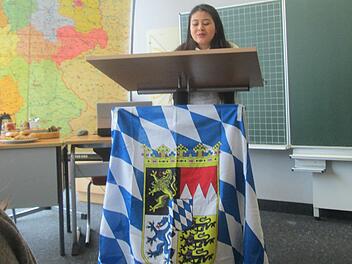 Die kolumbianische Gesandte Jenifer Castro spricht vor dem Bayerischen Landtag.  Foto: Thomas Hauptmann