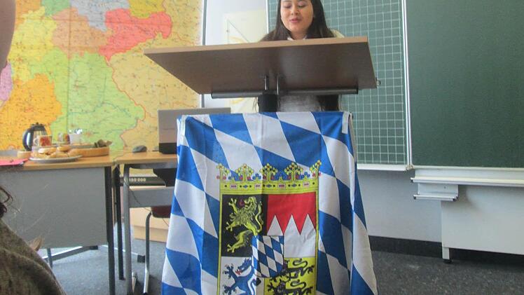 Die kolumbianische Gesandte Jenifer Castro spricht vor dem Bayerischen Landtag.  Foto: Thomas Hauptmann