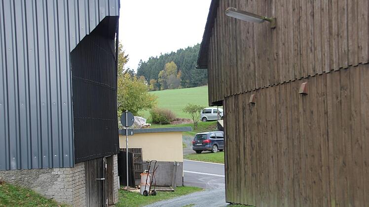 Im Falle eines Brandes beispielsweise im Wanderheim  müssen die Feuerwehren diese Engstelle passieren. Das sorgt für Diskussionen.Fotos: Veronika Schadeck