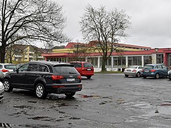 Der triste Platz vor der Johann-Peter-Wagner-Schule in Obertheres soll bei der Dorferneuerung deutlich verbessert werden.Ulrike Langer