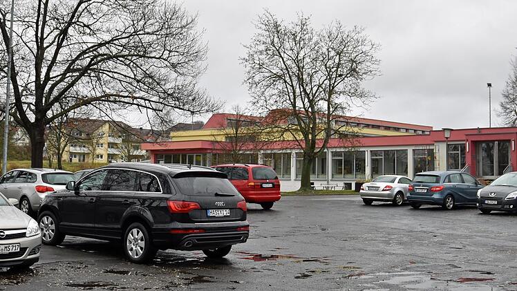Der triste Platz vor der Johann-Peter-Wagner-Schule in Obertheres soll bei der Dorferneuerung deutlich verbessert werden.Ulrike Langer