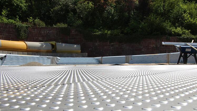 Das Becken wird k&uuml;nftig mit Edelstahl ausgekleidet. Foto: Benedikt Borst