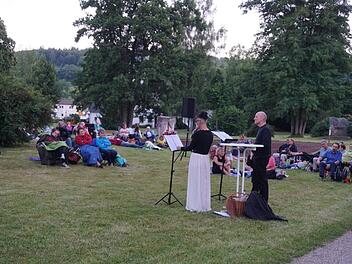 Die "Sternen-Poeten" Peter Hub und Christine Hadulla gastierten im Georgi-Kurpark  in Bad Brückenau. Foto: Marion Eckert