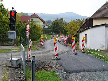 Sehr heikel ist die derzeitig nötige Zufahrt zu Goethe-, Schiller - und Lessingstraße, sowie dem Hohen Weg und Am Knörzchen in Riedenberg. Durch die Baustelle in der Gerodaer Straße wurde diese komplett gesperrt . Nun muss über den neuen Radweg sowie über "Stock und Stein" in die Goethestraße gefahren werden. Für Ärger sorgt indes die unrechtmäßige Benutzung der Umfahrung durch die  Baustellenfahrzeuge, die schon für große Schäden gesorgt hat. Foto: Evelyn Schneider