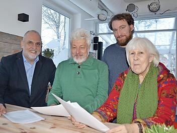 Grüne Stadträte stimmen zu (von links): Georgios Halkias, Peter Maier, Peter Simon und Retta Müller-Schimmel.  Foto: Bernhard Panzer