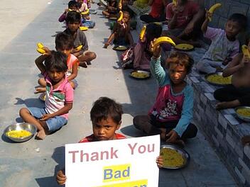 Verteilung der Essensrationen in den Slums von Kapalibagan, Kalkutta, Indien  Father Foto: Father Mathew-George