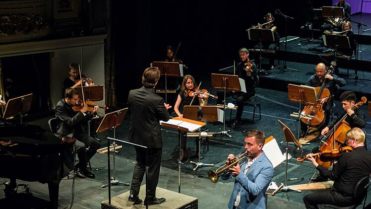 Star-Trompeter Nils Wülker musizierte bei "It'z Jazz" gemeinsam mit dem Philharmonischen Orchester des Landestheaters unter Leitung von GMD Daniel Carter.Foto. Jochen Berger