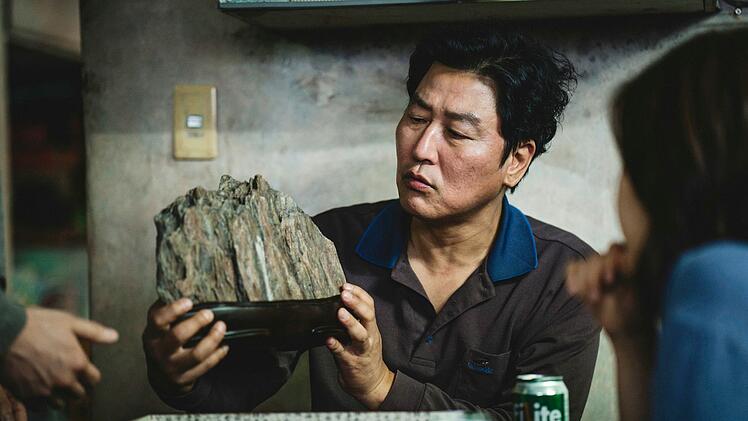 Ein Symbol f&uuml;r Gl&uuml;ck: Ki-taek (Song Kang-ho) betrachtet den wertvollen Stein, der seinen Sohn lange begleiten wird.