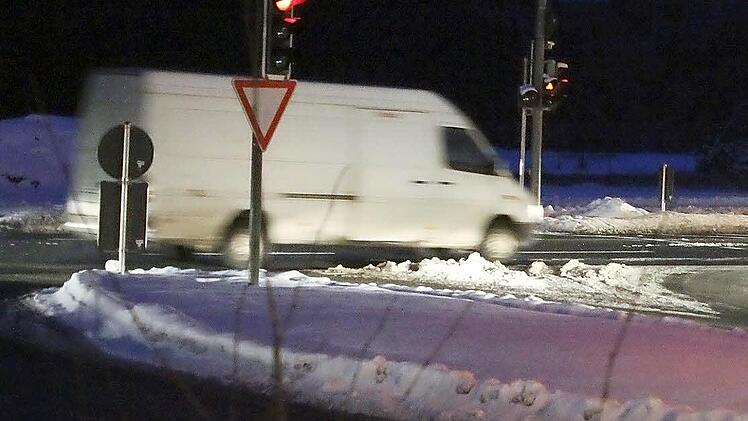 Auch abends müssen viele Autofahrer an der neuen Kreuzung warten.