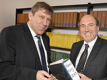 Aktenübergabe: Franz-Josef Schick (rechts) übergibt den Ordner der SPD-Kreistagsfraktion an seinen Stellvertreter Andreas Schwarz. Schick war elf Jahre lang Sprecher der Fraktion und ist seit 17 Jahren Mitglied des Kreistages. Foto: Ronald Rinklef