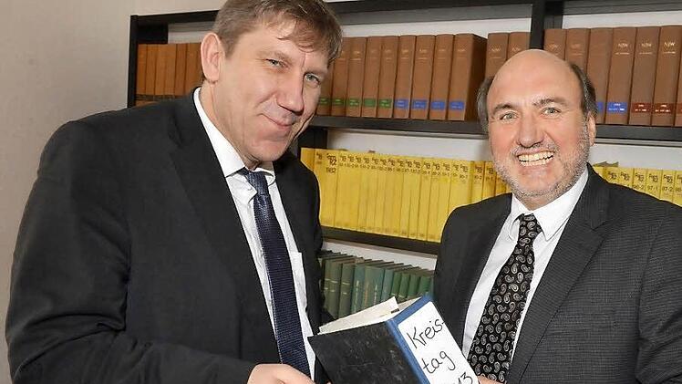 Aktenübergabe: Franz-Josef Schick (rechts) übergibt den Ordner der SPD-Kreistagsfraktion an seinen Stellvertreter Andreas Schwarz. Schick war elf Jahre lang Sprecher der Fraktion und ist seit 17 Jahren Mitglied des Kreistages. Foto: Ronald Rinklef
