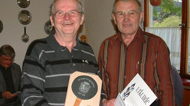 Der Vorsitzende des TTC Wallenfels, Horst Hofmann (rechts), ehrte das Gründungsmitglied Bernhard Mähringer für 50-jährige Treue.