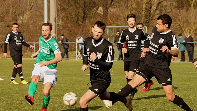 Den Schuss von Kapitän Daniel Rinbergas, dem Torschützen zum 1:0, kann die Pettstadter Abwehr in dieser Situation gerade noch zur Ecke abfälschen.