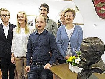 Die Stipendiaten (von links): Tim Walz, Linda Walz, Michael Taheri und Felix Zirngibl sowie die beiden vertretenden Eltern Foto: Pauline Lindner