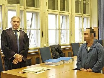 Der Angeklagte vor dem Landgericht in Nürnberg mit seinem Verteidiger  Foto: Nikolas Pelke