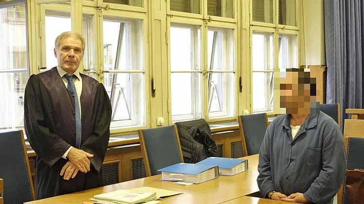 Der Angeklagte vor dem Landgericht in Nürnberg mit seinem Verteidiger  Foto: Nikolas Pelke