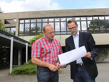 Bürgermeister Andreas Pöhner (rechts) und Stefan Gedecke vor der Wonseeser Schule: Gedecke hat das Gebäude gekauft und will dort eine Tierarztpraxis eröffnen. Foto: Alexander Hartmann
