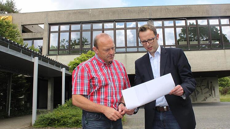 Bürgermeister Andreas Pöhner (rechts) und Stefan Gedecke vor der Wonseeser Schule: Gedecke hat das Gebäude gekauft und will dort eine Tierarztpraxis eröffnen. Foto: Alexander Hartmann