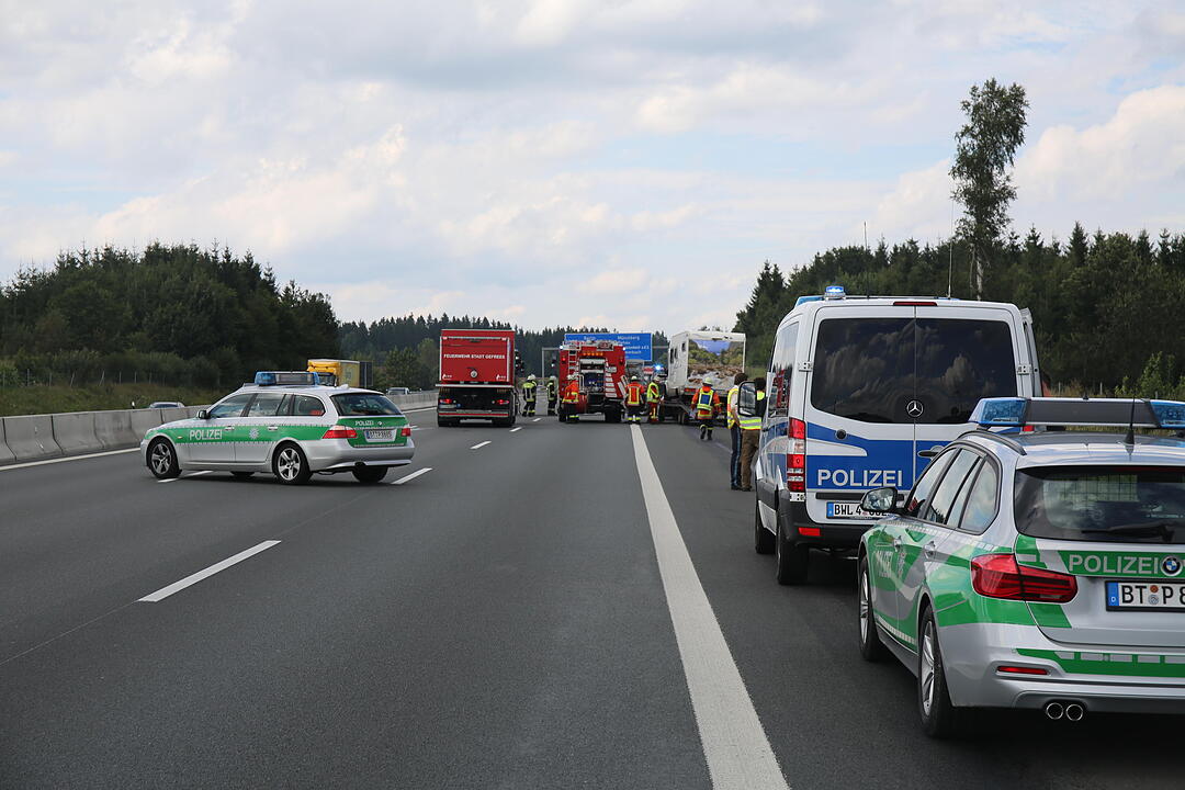 Kleintransporter brennt komplett aus:  A9 bei Münchberg komplett gesperrt
