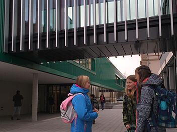 "Echt klasse geworden", meinen drei Schülerinnen   aus der sechsten Klasse des MGF-Gymnasiums zum Neubau. Foto: Stephan Tiroch