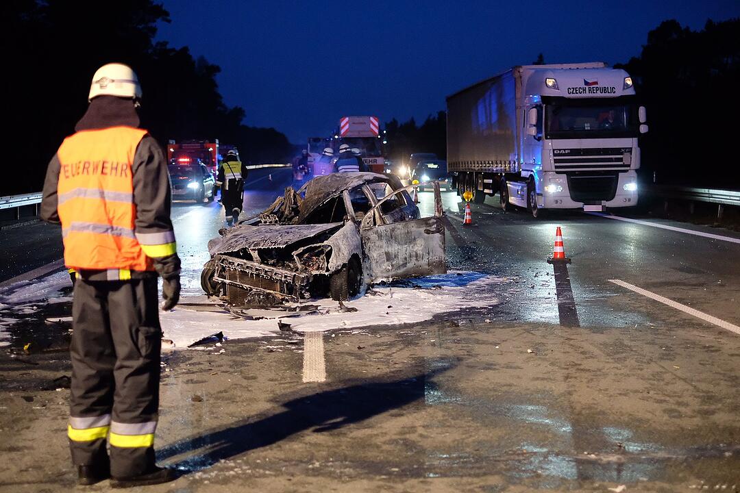 Autofahrer schießt in Heck von Lastwagen: Unfallwagen fängt sofort Feuer