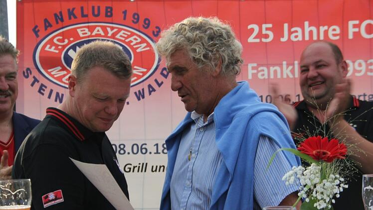 Jean-Marie Pfaff übergibt dem Vorsitzendem des Steinbacher Bayern-Fanclubs, Thomas Büttner, eine Urkunde. Foto: Veronika Schadeck
