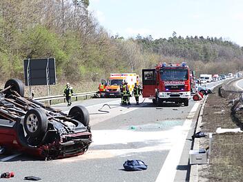 Auf der A6 bei Ansbach haben sich mehrere Personen bei einem Autounfall verletzt. Foto: NEWS5 / Haag