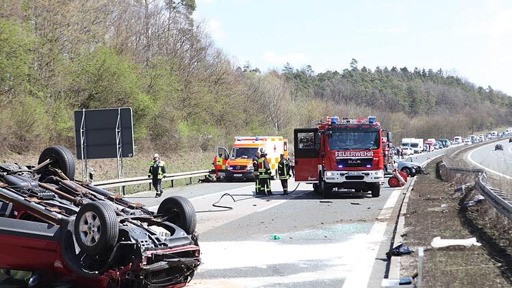 Auf der A6 bei Ansbach haben sich mehrere Personen bei einem Autounfall verletzt. Foto: NEWS5 / Haag