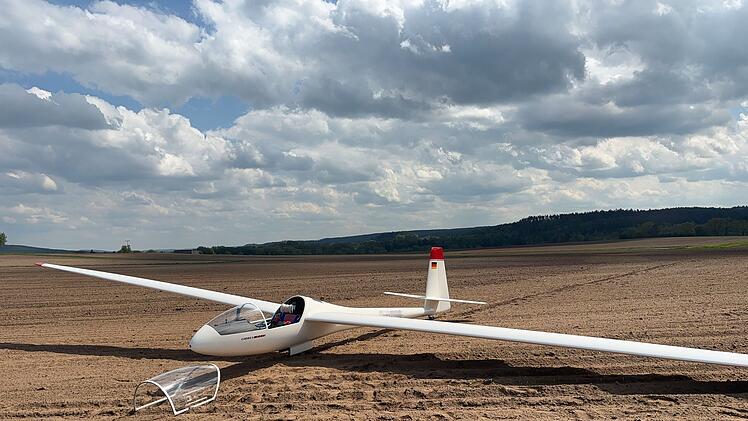 Segelflieger muss auf Feld landen - Grund war eindeutig