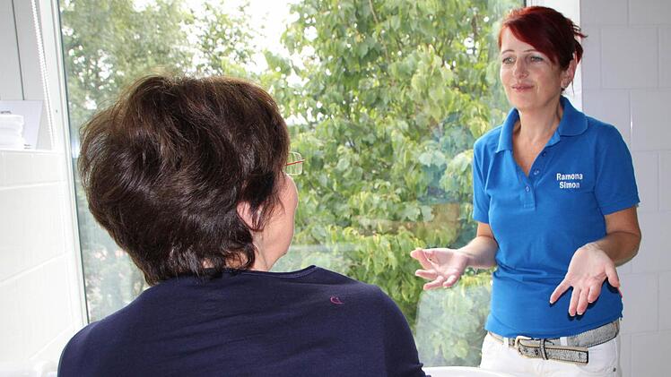 Ramona Simon erklärt einer Patientin, worauf sie beim Kneippen achten sollte. Foto: Ulrike Müller