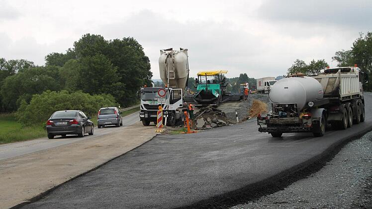 Noch läuft der Verkehr über die alte Brücke (links).